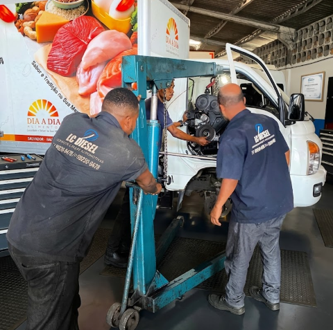 Remoção de motor de empilhadeira