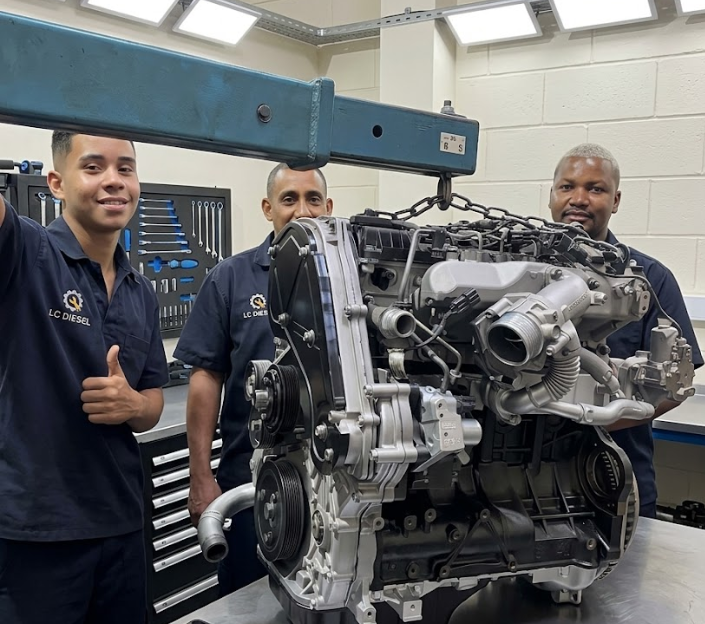 Remoção ou instalação de motor utilizando guindaste hidráulico